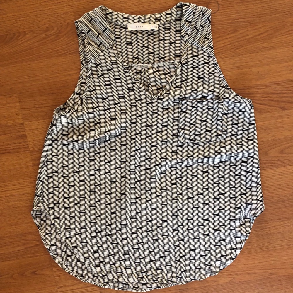 Lush Sleeveless B&W Business Casual Blouse